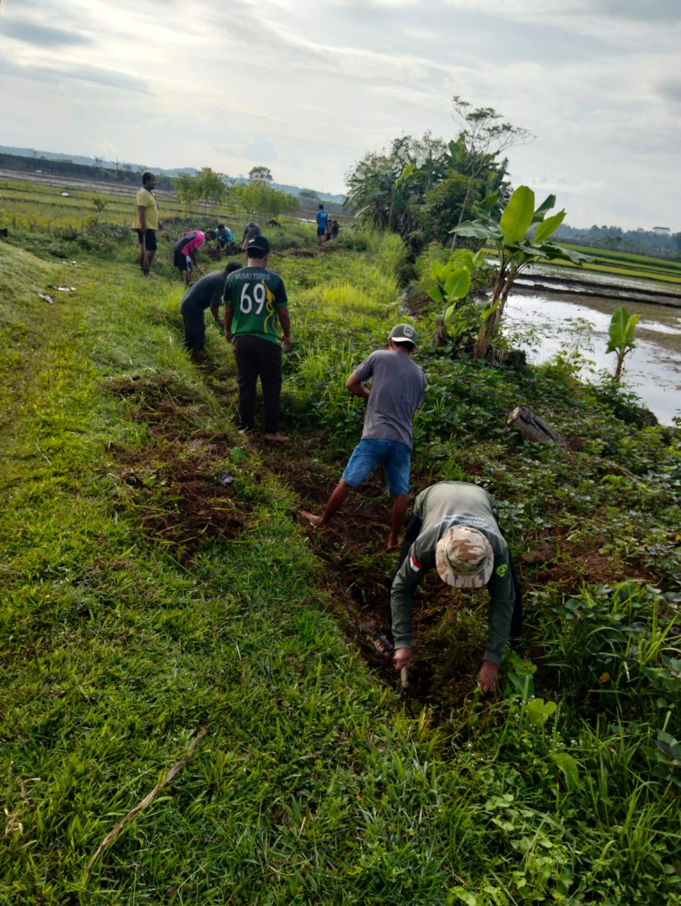 Warga Dusun Jatibarang Desa Sindangangin Serentak Melaksanakan Kerja bakti Membersihkan Lingkungan
