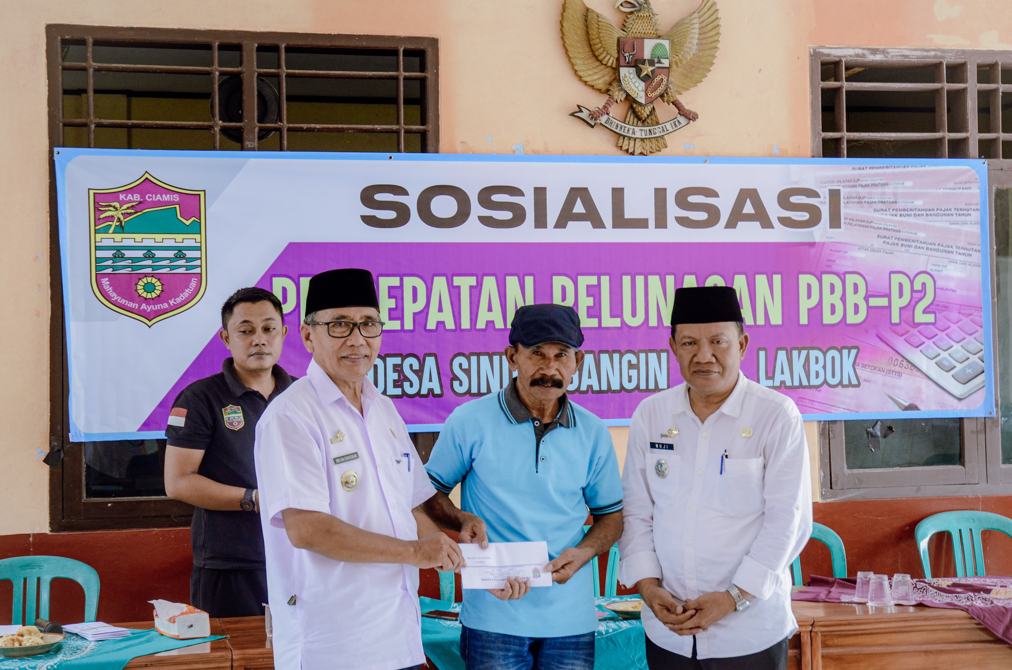 Kepala Desa Sindangangin serahkan Reward Pelunasan PBB P2 Tahun 2024